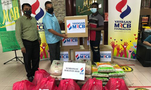 Yayasan MRCB Donates Food Baskets to 100 Visually Impaired Families